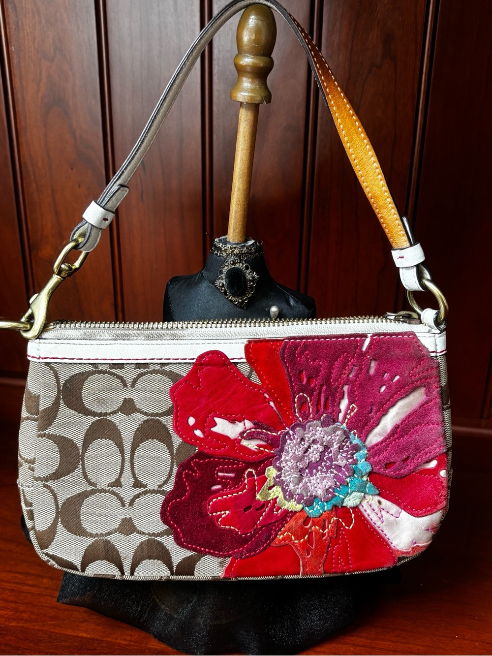 VTG Coach Signature Shoulder Bag with Red and Pink Floral Applique - Picture 10 of 12